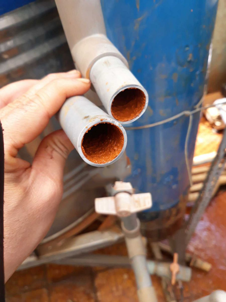Đường ống nước bị phèm bám vàng gần nghẹt ống Đường ống nước bị phèm bám vàng gần nghẹt ống